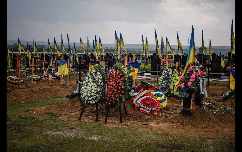 Una cruz de madera con el nombre del difunto quedará como testimonio en la tumba. AFP/D. Dilkoff