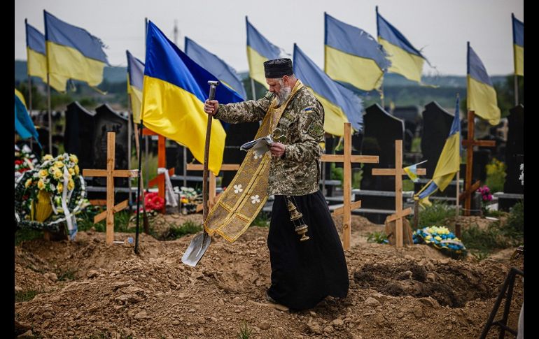 Una cruz de madera con el nombre del difunto quedará como testimonio en la tumba. AFP/D. Dilkoff