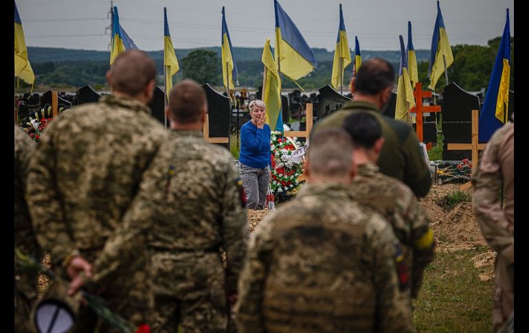 Una cruz de madera con el nombre del difunto quedará como testimonio en la tumba. AFP/D. Dilkoff