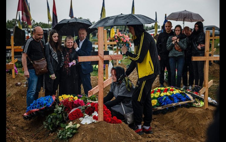Una cruz de madera con el nombre del difunto quedará como testimonio en la tumba. AFP/D. Dilkoff