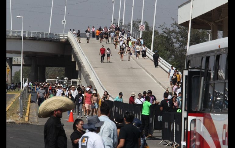 Tanto el ingreso prinicipal de la Arena VFG y el acceso al lienzo lucen con un flujo constante de asistentes. EL INFORMADOR/A. Camacho