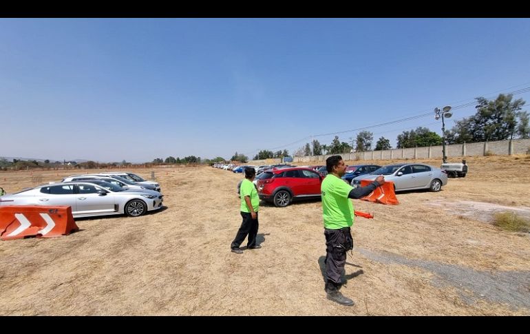 Tanto el ingreso prinicipal de la Arena VFG y el acceso al lienzo lucen con un flujo constante de asistentes. EL INFORMADOR/A. Camacho