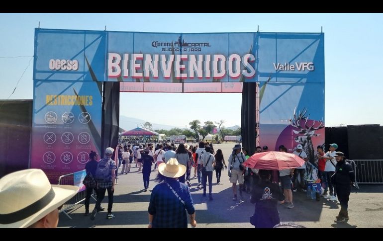 Tanto el ingreso prinicipal de la Arena VFG y el acceso al lienzo lucen con un flujo constante de asistentes. EL INFORMADOR/A. Camacho