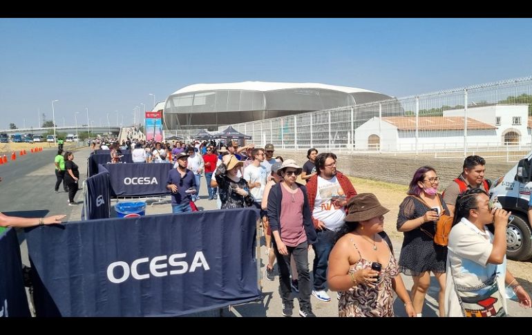 Tanto el ingreso prinicipal de la Arena VFG y el acceso al lienzo lucen con un flujo constante de asistentes. EL INFORMADOR/A. Camacho