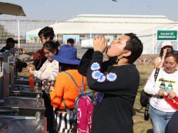Además de lugares con sombra, asistentes se refrescan con cervezas y agua natural. EL INFORMADOR/A. Camacho