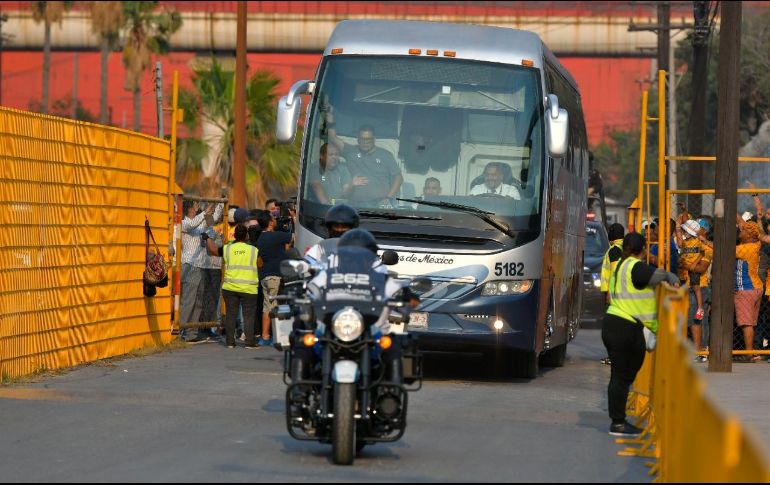 El gesto se produjo en la llegada del autobús al Volcán. IMAGO7