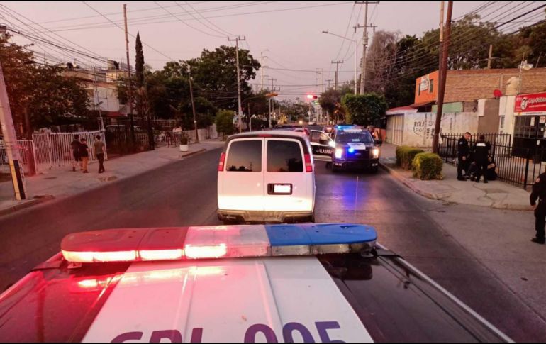 Policías tapatíos los detuvieron en el cruce de Belisario Domínguez y Refugio González. ESPECIAL /