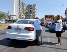 Pegan calcomanías contra la verificación vehicular en el Centro de Guadalajara