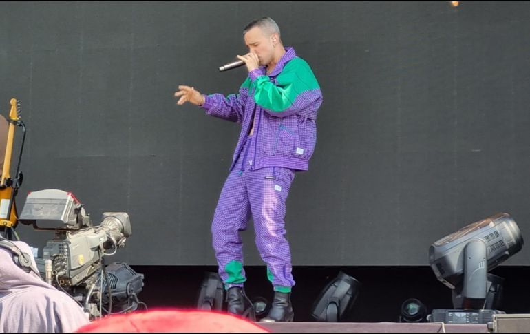 En el escenario del Corona Agua Rifada ya se presentó el músico Gabriel Garzon-Montano, originario de Nueva York de padre colombiano y madre francesa. Luciendo un atuendo de tonos morados y verdes. EL INFORMADOR
