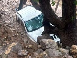 Un vehículo quedó sepultado bajo piedras y lodo. Una de las ocupantes perdió la vida, mientras su acompañante logró ponerse a salvo. ESPECIAL