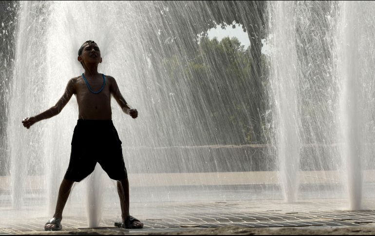 Se recomienda a la población tomar medidas preventivas como evitar la exposición prolongada a la radiación solar, hidratarse adecuadamente y poner especial atención a enfermos crónicos, niños y adultos mayores. AP / ARCHIVO