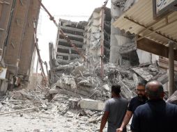 Servicios de rescate de ciudades cercanas se suman a la búsqueda de los estimables ochenta desaparecidos tras el derrumbe del edificio en Irán. EFE/ H. Abdollah Asl