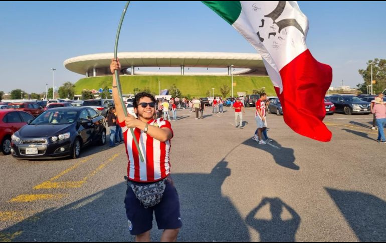 Rafael Silva y su familia, este día acudieron a la cancha del Estadio Akron para apoyar al Club Deportivo Guadalajara. EL INFORMADOR/D. REOS