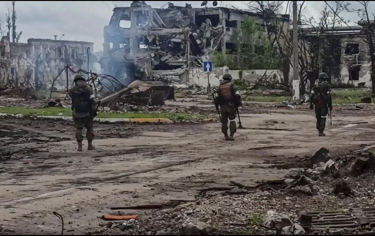 Los cuerpos fueron hallados cuando removían los escombros de un edificio de Mariúpol. EFE/Ministerio de defensa ruso