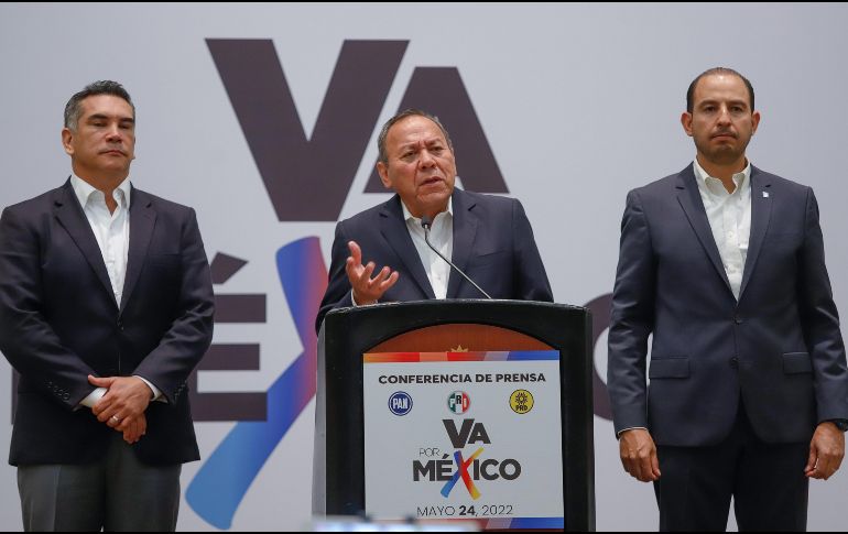 Líderes nacionales de los partidos políticos del PRI, PRD y PAN durante una rueda de prensa en la Ciudad de México. EFE/I. Esquivel