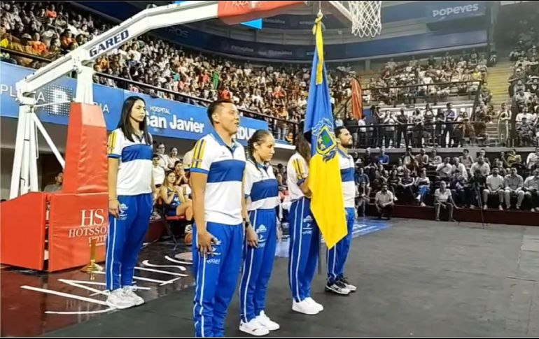 Atletas de renombre como Alejandra Orozco, Germán Sánchez, Iván García, Mónica Rodríguez, Donovan Carrillo y Samantha Bricio conformaron la escolta. ESPECIAL