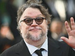 Guillermo del Toro posa a su paso por la alfombra roja del festival cinematográfico. AFP