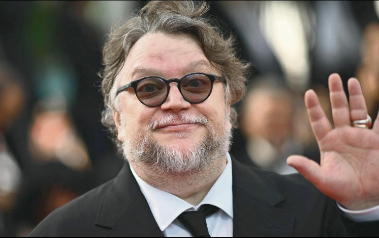 Guillermo del Toro posa a su paso por la alfombra roja del festival cinematográfico. AFP