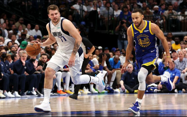 Doncic aportó 30 puntos a la victoria de Dallas, aún así, terminó destacando a sus defensas, que a Curry le permitieron apenas 20. AFP/T. Pennington