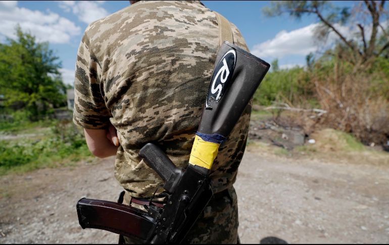 Los habitantes van a pie, en coche o en bicicleta en busca de los camiones cisterna, en esta ciudad situada a pocos kilómetros de los territorios controlados por el ejército ruso. EFE/E. Biba