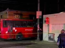 El conductor del autobús quedó en calidad de retenido hasta determinar su responsabilidad en el accidente. ESPECIAL /