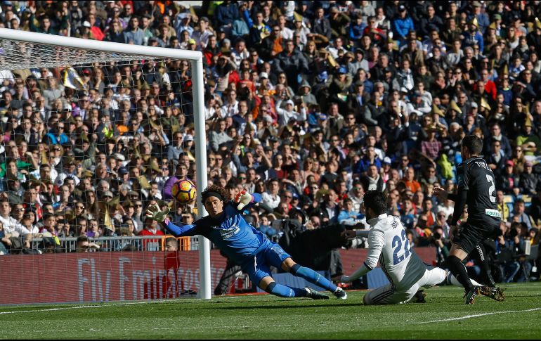 Guillermo Ochoa no descendió una, sino dos veces durante su paso por Europa, la última con el Granada de la Liga de España. AP / ARCHIVO