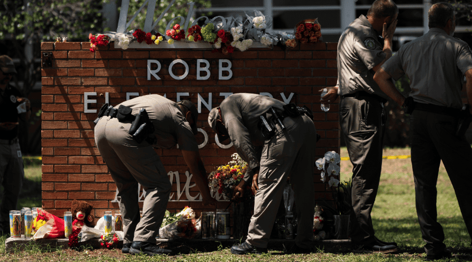 El tiroteo en la escuela de Texas dejó 21 muertos,19 menores y dos maestros. AP / J. Hong
