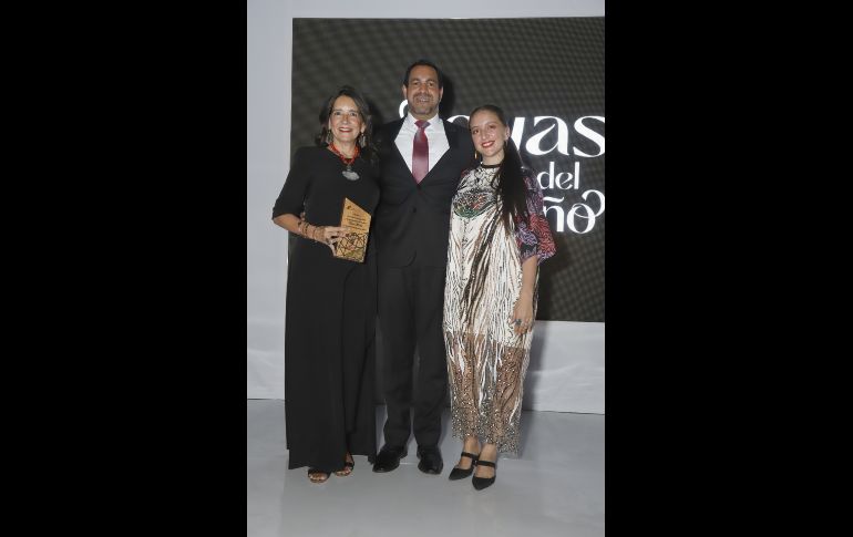 Flora María Sánchez, Álvaro Azpeitia y Ananda Chatillón.