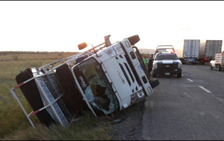 El chofer fue trasladado al hospital, dejando abandonado al tráiler volcado. NTX/ARCHIVO