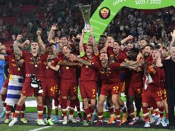 Cánticos contra la Lazio, ovaciones a José Mourinho, playeras de Francesco Totti, Daniele De Rossi, se escuchaban y veían por doquier. La ciudad no durmió, todo fue una fiesta. AFP/G. SHKULLAKU