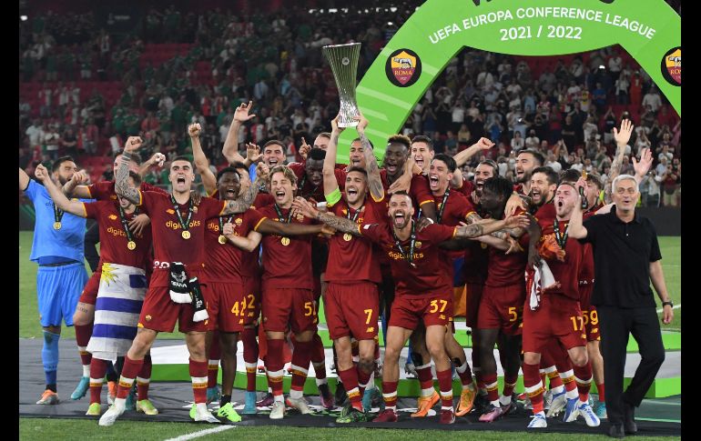 Cánticos contra la Lazio, ovaciones a José Mourinho, playeras de Francesco Totti, Daniele De Rossi, se escuchaban y veían por doquier. La ciudad no durmió, todo fue una fiesta. AFP/G. SHKULLAKU