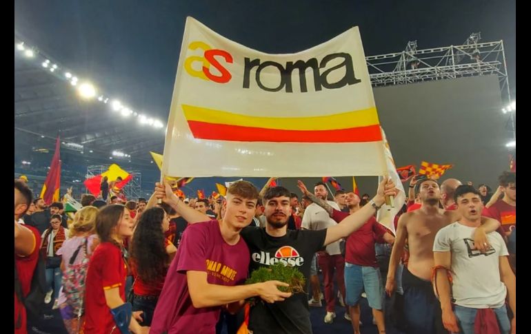 Cánticos contra la Lazio, ovaciones a José Mourinho, playeras de Francesco Totti, Daniele De Rossi, se escuchaban y veían por doquier. La ciudad no durmió, todo fue una fiesta. SUN