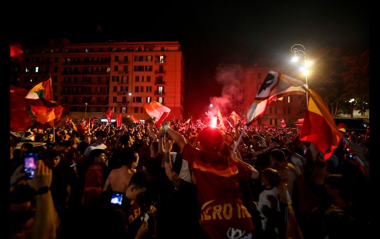 Cánticos contra la Lazio, ovaciones a José Mourinho, playeras de Francesco Totti, Daniele De Rossi, se escuchaban y veían por doquier. La ciudad no durmió, todo fue una fiesta. EFE/R. ANTIMIANI