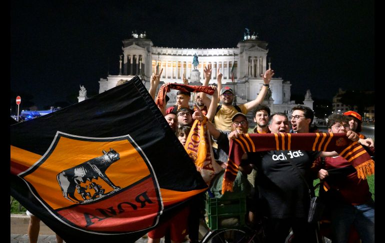 Cánticos contra la Lazio, ovaciones a José Mourinho, playeras de Francesco Totti, Daniele De Rossi, se escuchaban y veían por doquier. La ciudad no durmió, todo fue una fiesta. EFE/C. PERI