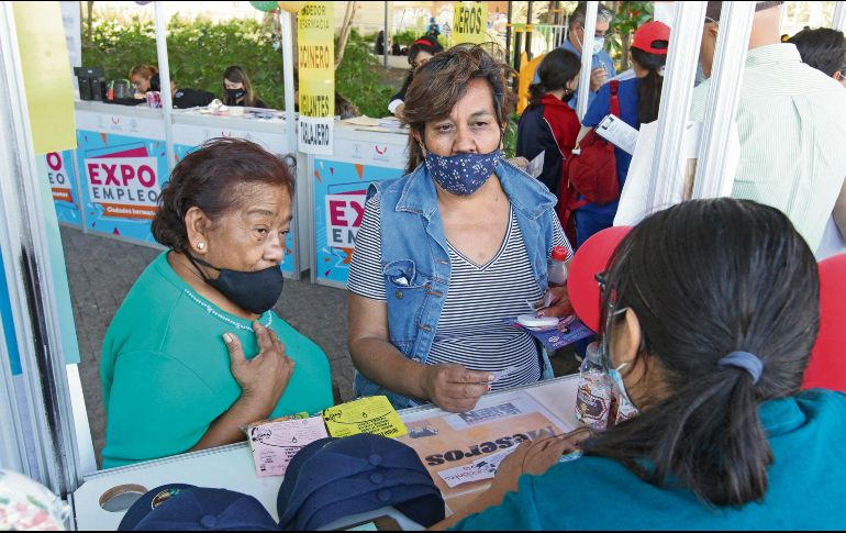 Adriana Vega y Alma Rebolledo solicitaron información para aplicar a un empleo como vendedoras. EL INFORMADOR/ A. Camacho