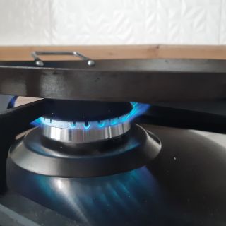 ¡Indignante! Mujer quema las manos a niño por comerse un pastelillo