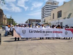 Camiones que trasladan a alumnos de la UdeG ya se dirigen hacia el centro de Guadalajara. EL INFORMADOR / Y. Mora
