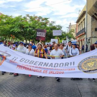 Marcha UDG: Faltan máquinas, materiales y aulas, reclaman alumnos de prepas
