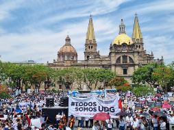 En el contingente, los alumnos portaban pancartas con mensajes para defender el presupuesto de la UdeG, y de reclamo hacia el gobernador. EL INFORMADOR / A. Camacho