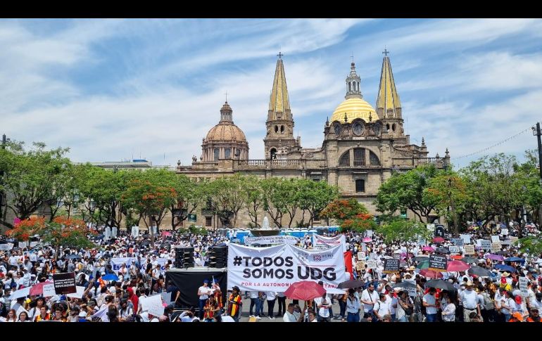 En el contingente, los alumnos portaban pancartas con mensajes para defender el presupuesto de la UdeG, y de reclamo hacia el gobernador. EL INFORMADOR / A. Camacho