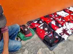 Entre las jerseys que ofrece Vicente García hay algunos modelos bastante buscados por la afición rojinegra. EL INFORMADOR/D. REOS