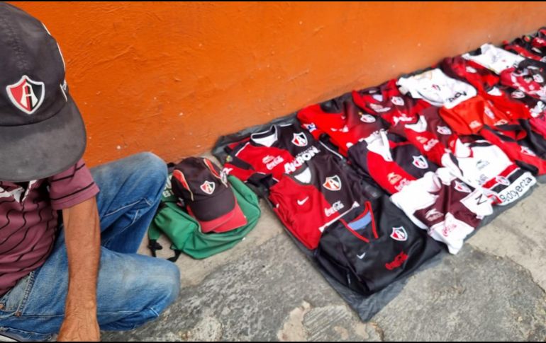 Entre las jerseys que ofrece Vicente García hay algunos modelos bastante buscados por la afición rojinegra. EL INFORMADOR/D. REOS