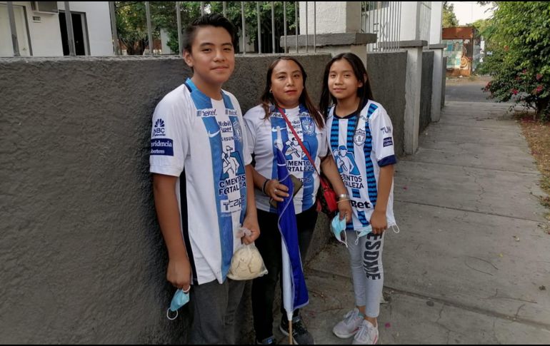 La familia Hernández Hernández originaria de Hidalgo, viajó a Jalisco para presenciar el primer partido de la final del futbol mexicano. EL INFORMADOR/E. GRANADOS
