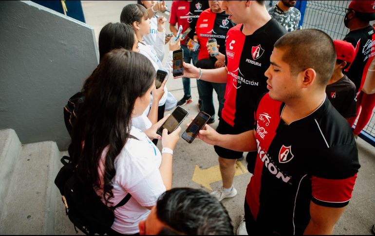 Para tratar de agilizar la entrada, personal de Fan ID los registraba en la fila. EL INFORMADOR/G. GALLO