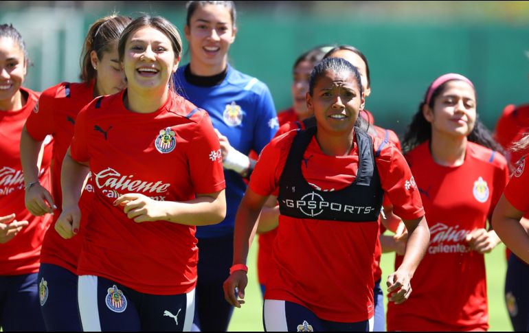 Las rojiblancas han dejado atrás los festejos por su título y ahora se enfocan en recibir a las Rayadas. TWITTER/ChivasFemenil