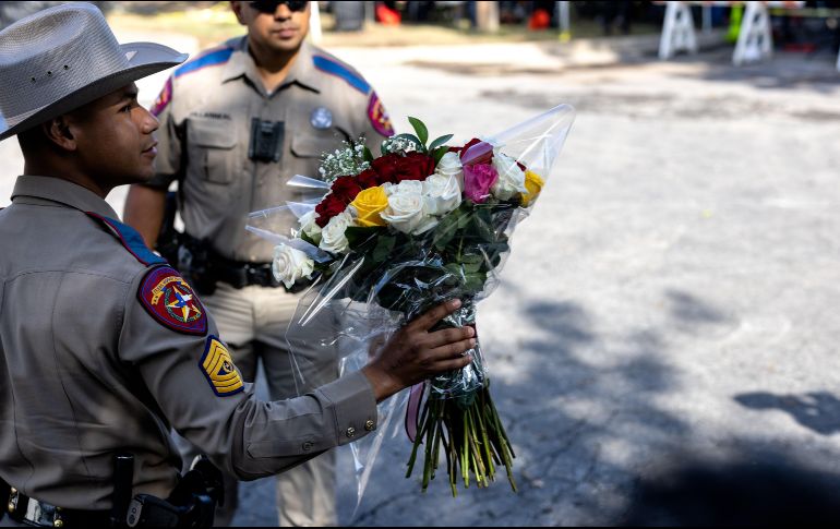 Autoridades y ciudadanos de Uvalde lloran por la tragedia. AFP/J. Vonderhaar