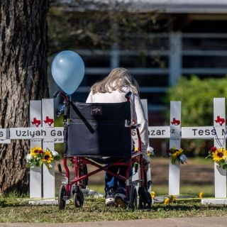 Niña "se manchó con sangre de su mejor amiga" para sobrevivir en el tiroteo de Texas