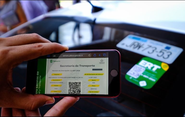 El código QR lo portarán los vehículos en la parte delantera y trasera de los automóviles. ESPECIAL