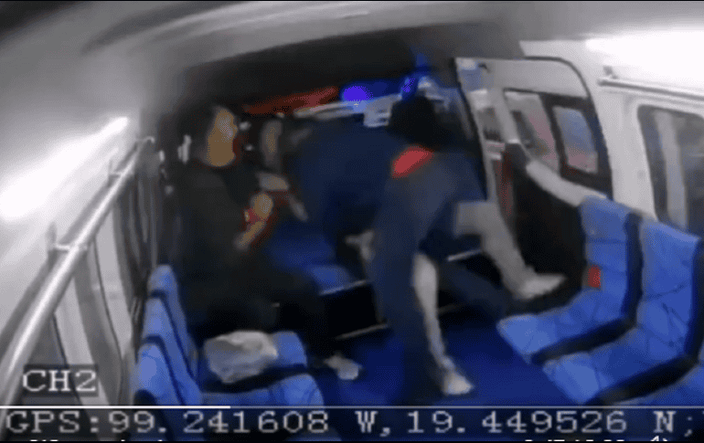 Pasajeros de combi somenten asaltante en Naucalpan, Estado de México. ESPECIAL