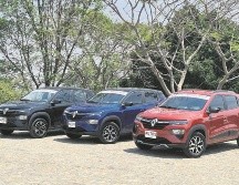 El Kwid a las afueras de Monte Albán se muestra en sus distintas versiones y acabados, tanto Intens como Bitono y Outsider, de izquierda a derecha. EL INFORMADOR/M. Castillo